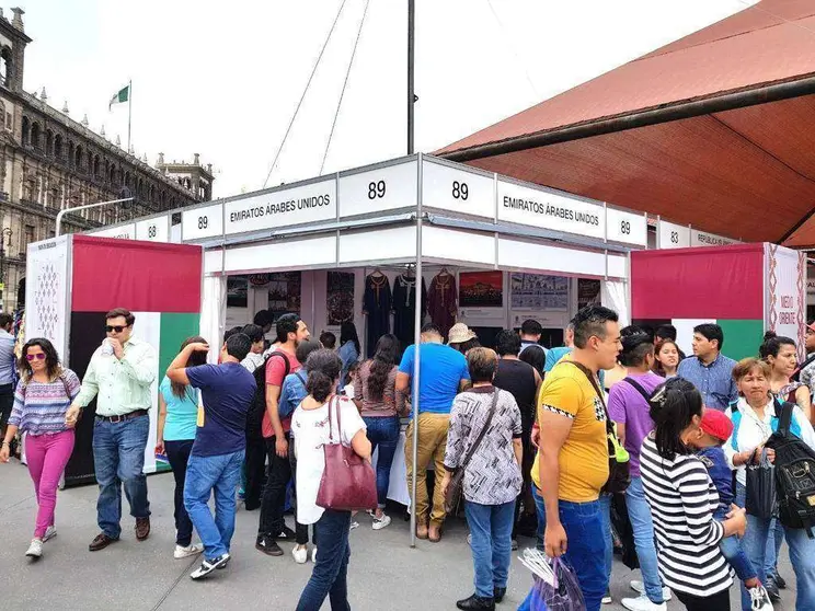 Vistantes ante el stand de Emiratos Árabes en la Feria de las Culturas Amigas en México. (WAM)