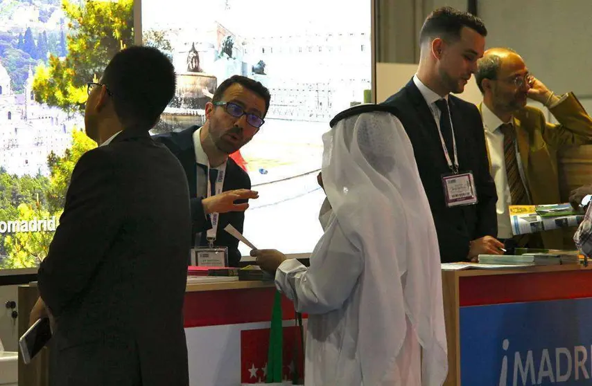 Un emiratí en el estand de Madrid en la feria Arabian Travel Market 2018. (ELCORREO)