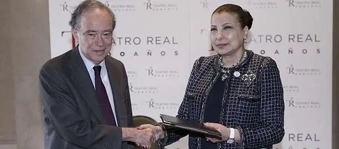 El presidente del Teatro Real, Gregorio Marañón, y la fundadora y directora artística de la Abu Dhabi Music & Arts Foundation, Hoda Al Khamis Kanoo.