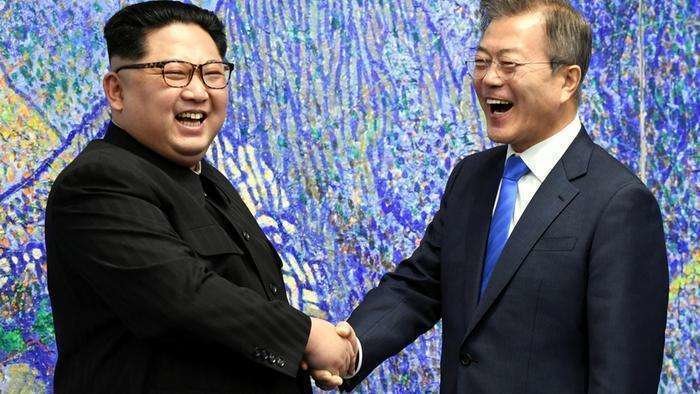 En la foto de Korea Summit Press Pol, divulgada por Reuters, Kim Jong-un y Moon Jae-in estrechan sus manos en Panmunjom, dentro de la zona desmilitarizada que sepera las dos Coreas.  
