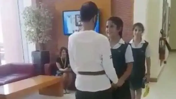 Sheikha Al Jalila recibe con alegría a su padre, Sheikh Mohammed bin Rashid Al Maktoum, a la salida del colegio.