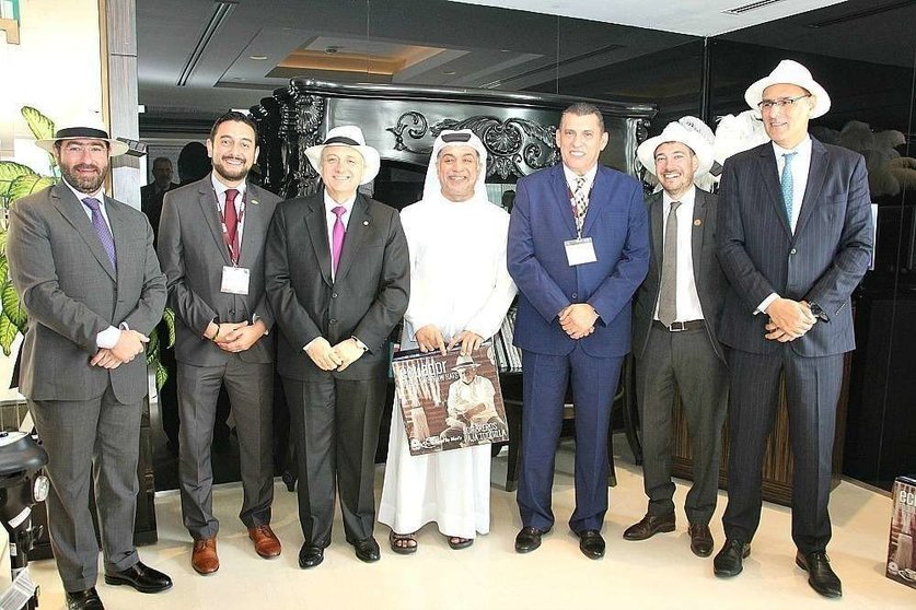 Roberto Intriago y Daniel Legarda, con los diplomáticos homenajeados en Dubai. (EL CORREO)