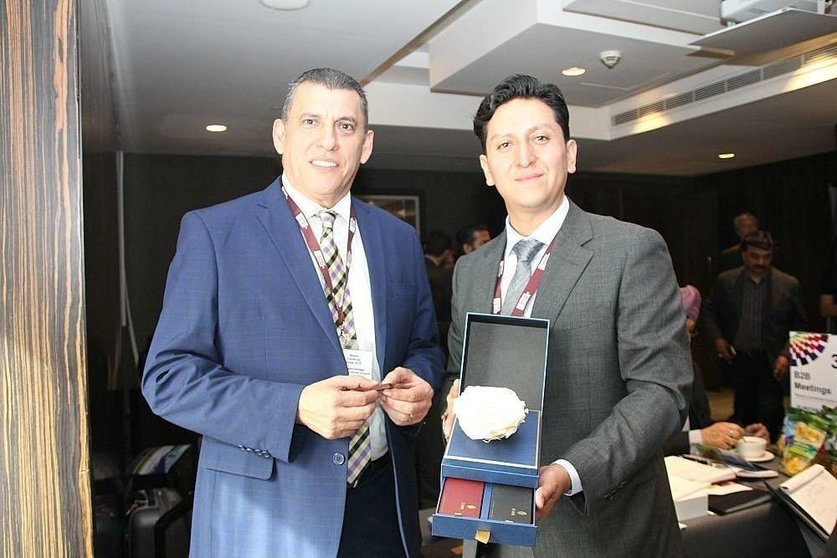 El director de ProEcuador, Roberto intriago -izquierda-, junto a Milton Gallardo en Dubai. (EL CORREO)