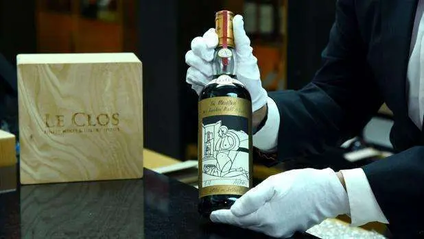 Botella The Macallan 1926 con etiqueta diseñada por Valerio Adami