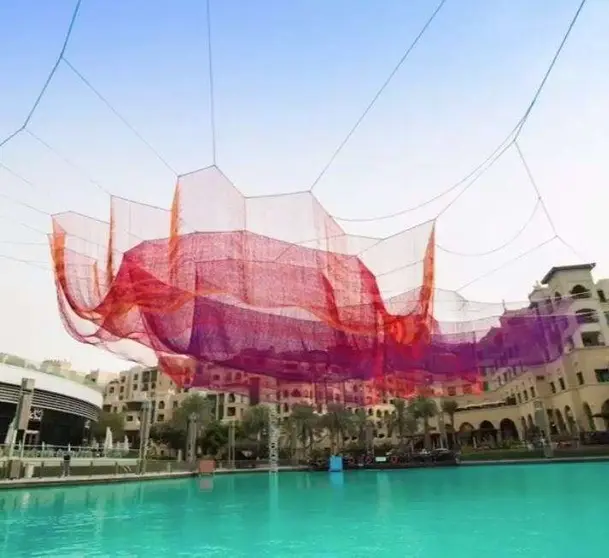 La escultura roja sobre la Fuente de Dubai Mall.