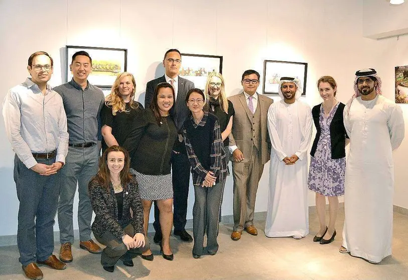 Miembros del Gobierno de Ras Al Khaimah, de la Fundación Al Qasimi y del Consulado de Perú, durante la inauguración de la muestra 'El corazón de los Andes'. (Consulado de Perú)