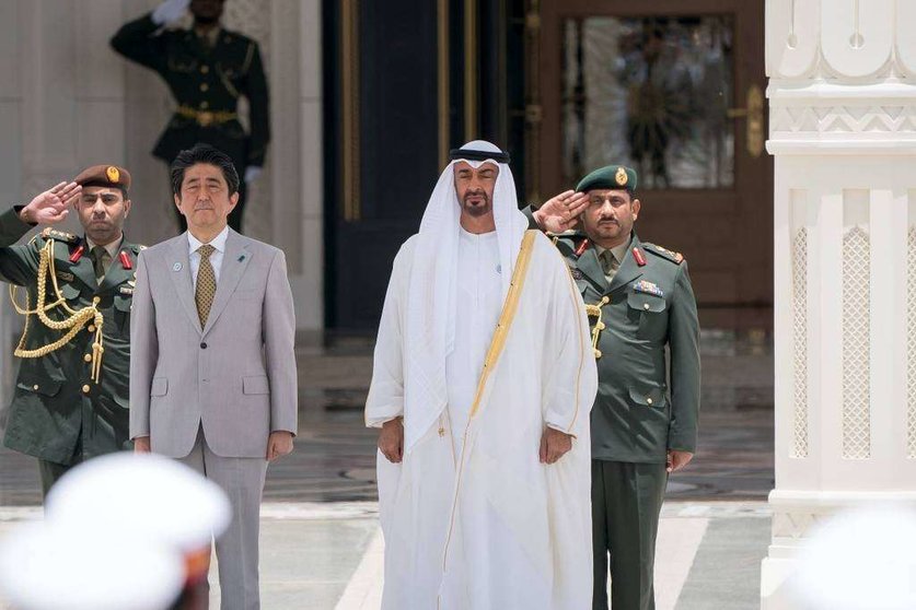 El príncipe heredero de Abu Dhabi junto al primer ministro japonés.