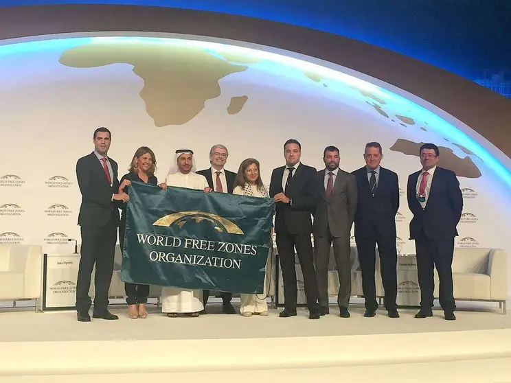  Foto de familia de la Asociación Europea de Zonas Francas tras recoger la bandera que designa a Barcelona como anfitriona de la cita de 2019. (EL CORREO)