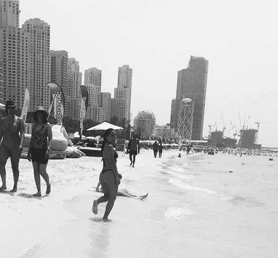 Jana Maradona en la playa de Jumeirah Beach Residence de Dubai.