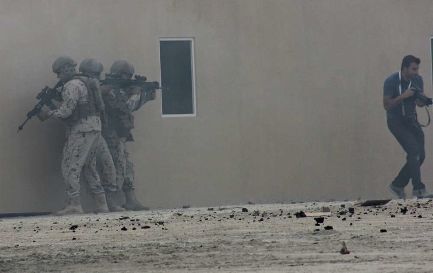Un fotógrafo en una operación militar de EAU. (EL CORREO)