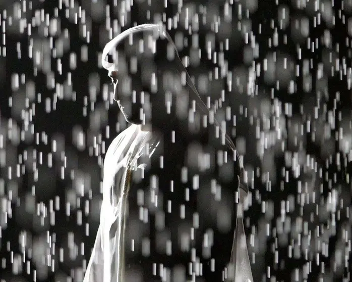 Un visitante en la Sala de la Lluvia de Sharjah.