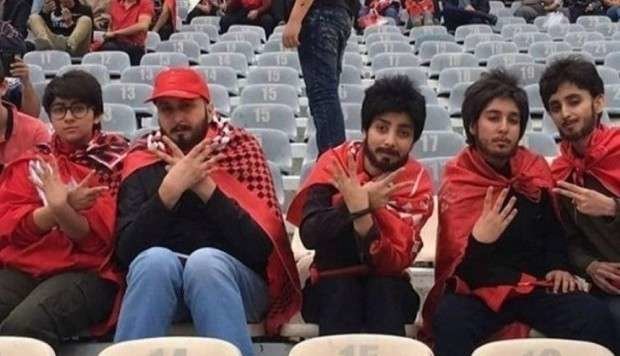 Una de las fotos de las jóvenes disfrazadas de hombres en el campo de fútbol iraní.
