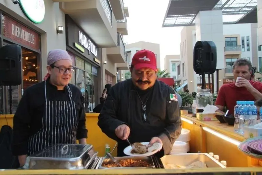 Ernesto Cad Vera sirviendo tacos (ELCORREO)