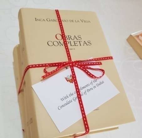 Donación de libros por parte del Consulado de Perú en Emiratos a la Sorbona. (Cedida)