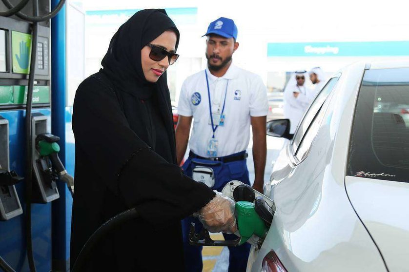 Una mujer llena el depósito de su automóvil mediante autoservicio en una gasolinera de ADNOC Distribution. (ADNOC Distribution)