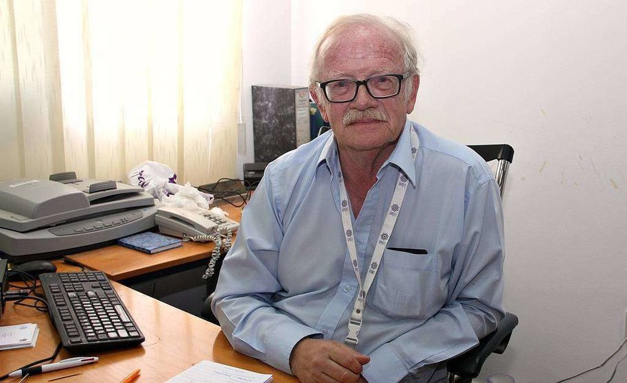 El periodista Peter Hellyer, en su despacho del National Media Council de Abu Dhabi. (EL CORREO)