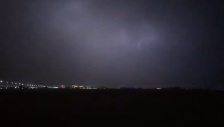 Los rayos iluminan Red Island en Ras Al Khaimah en la madrugada de este viernes. (NMC)