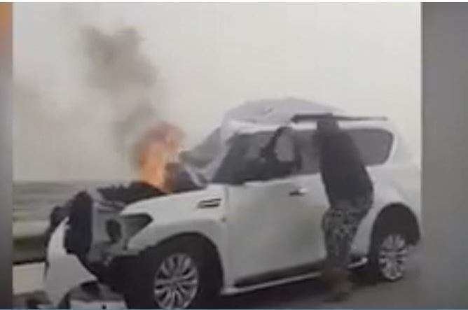 Captura de pantalla del coche en llamas en una carretera de Dubai.