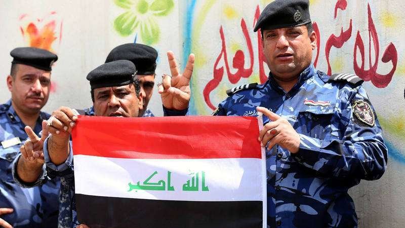 Miembros del ejército iraquí aguardando su turno para votar.