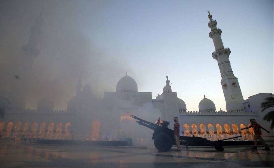 Los cañones por Ramadán se lanzan en la Gran Mezquita de Abu Dhabi.