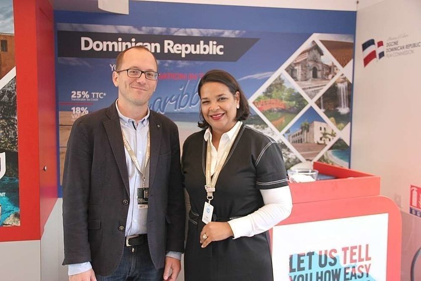 El director del Festival Iberoamericano, Manuel H. Martín, con la directora de general de Cine de la República Dominicana, Yvette Marichal, tras la firma del acuerdo en Cannes. (Cedida)