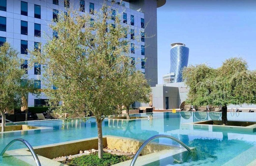 Una vista del Hyatt Capital Gate desde el hotel Aloft en Abu Dhabi. (EL CORREO)