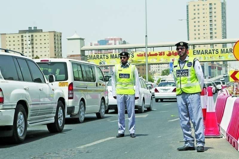 Agentes de la Policía de Ajman controlando el tráfico. (Policía de Ajman)