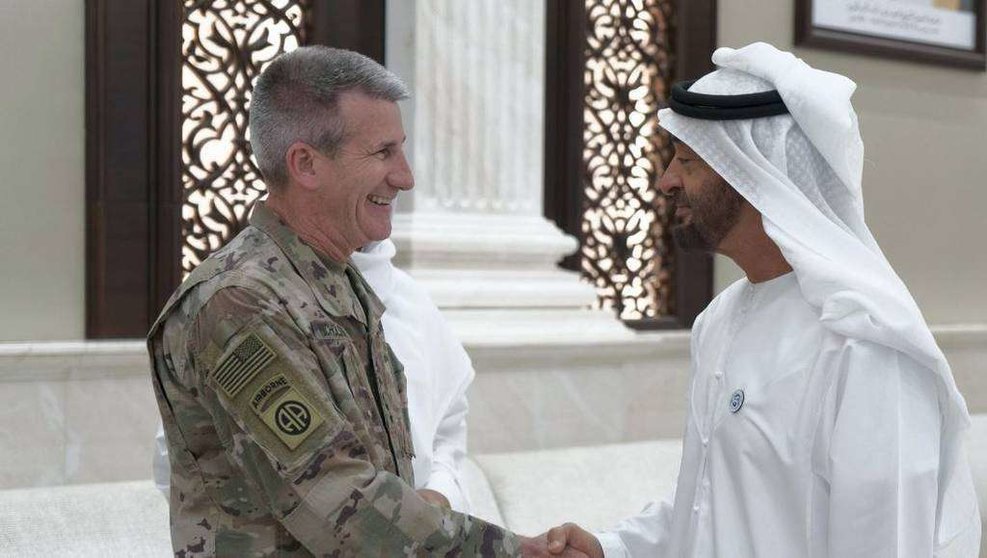El jeque Mohamed bin Zayed se encuentra con el general John Nicholson, comandante estadounidense de mayor rango en Afganistán durante una recepción de Iftar en el Palacio de Al Bateen. 