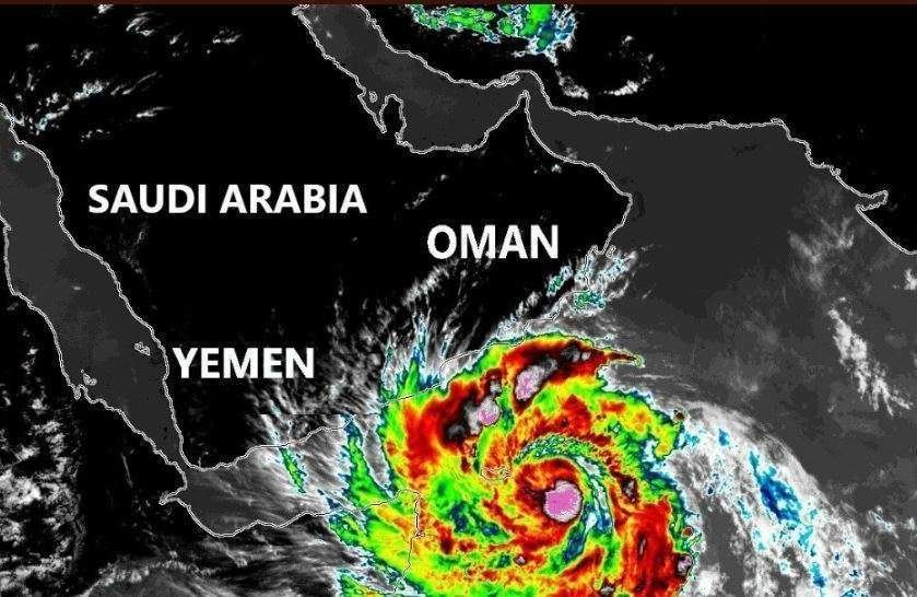 La imagen de satélite muestra como el ciclón llega a Omán.