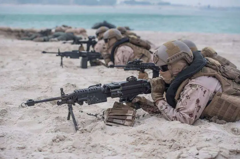 Fuerzas Armadas de EAU en acción durante un ejercicio militar.