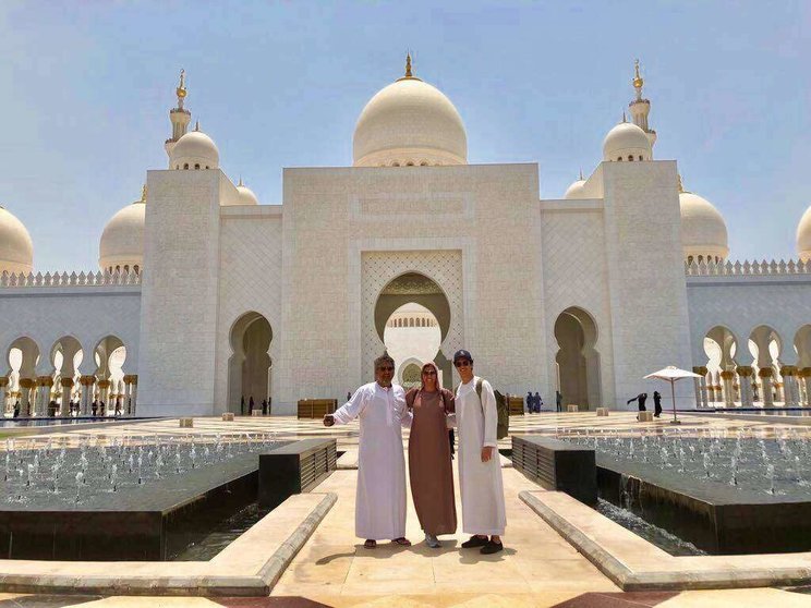 La familia Raies en la Gran Mezquita Zayed de Abu Dhabi. (Cedida)