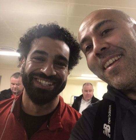 Un selfie de Mohammed Salah y rubén Pons.