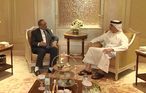 Saif bin Zayed Al Nahyan, ministro del Interior de Emiratos, y Ahmed Al Maisari, ministro del Interior de Yemen, durante su encuentro. (WAM)