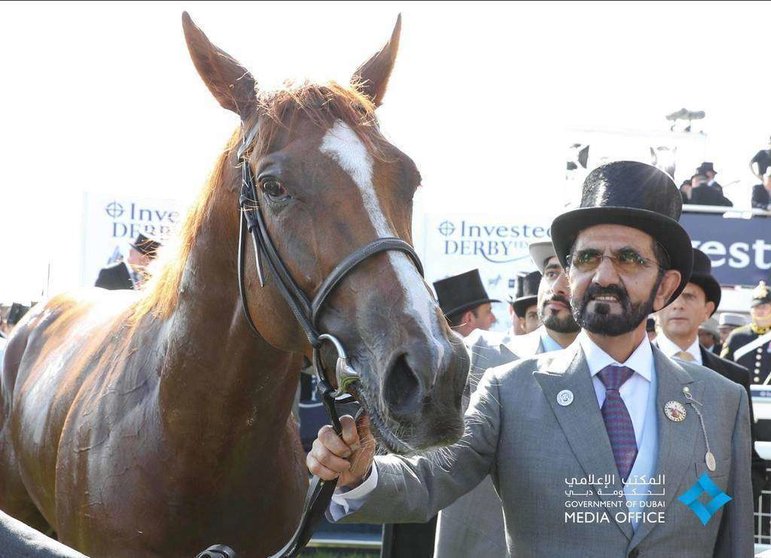 Sheikh Mohammed bin Rashid junto al caballo ganador en el Epsom Derby. (Dubai Media Office)