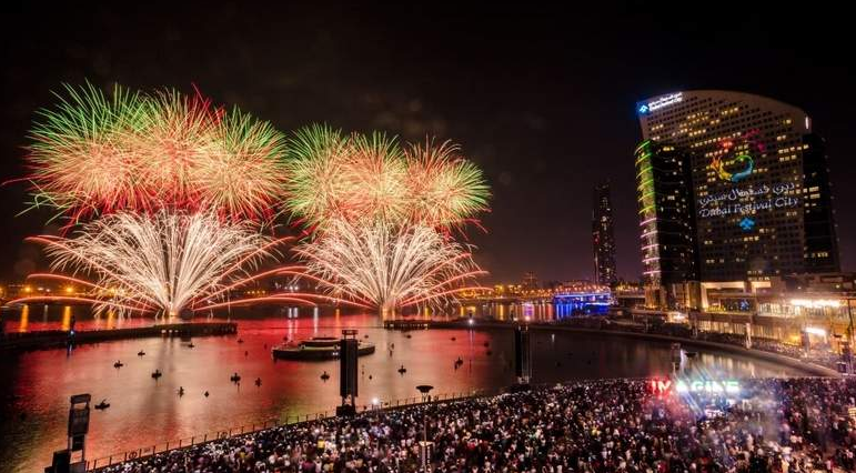 Fuegos artificiales en Dubai Festival City. 