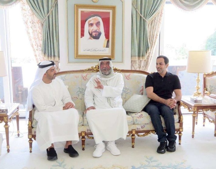 El presidente de Emiratos Árabes en su casa en Francia.