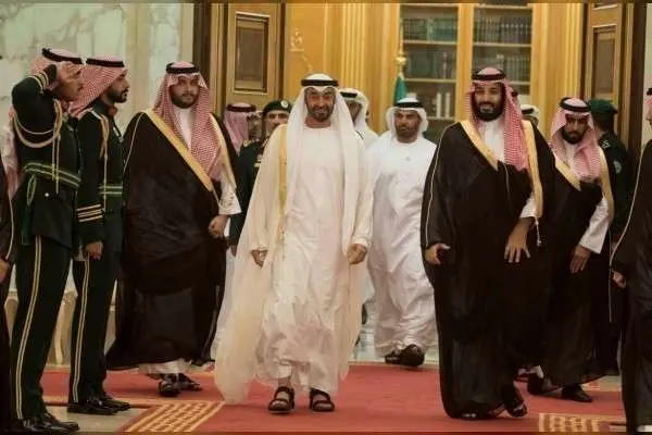 Los príncipes herederos de Abu Dhabi y Arabia Saudita durante el encuentro en Jeddah.