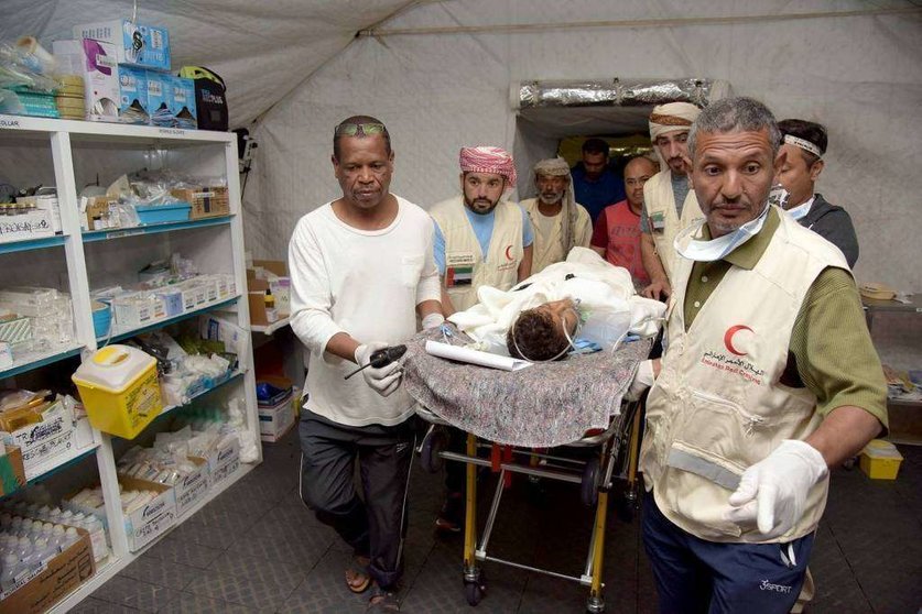 El niño Khalil Yasin Ahmed fue salvado por los equipos médicos emiratíes tras sufrir el impacto de una mina terrestre hutí. (WAM)