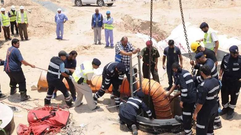 Los equipos de emergencias trabajan para rescatar al trabajador accidentado.