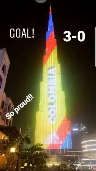 El Burj Khalifa con los colores de Colombia el pasado domingo. (Latinos en Emiratos Árabes Unidos)