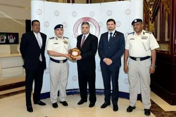 Representantes de la delegación panameña junto a la Policía de Abu Dhabi. (WAM)