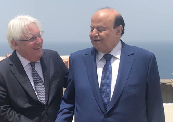 A la izquierda el enviado especial de la ONU para Yemen, Martin Griffiths, el presidente yemení, Abdo Rabbu Mansur Hadi, en Adén.