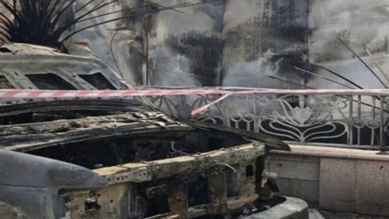 Estado en el que quedó el vehículo incendiado este jueves en Abu Dhabi.