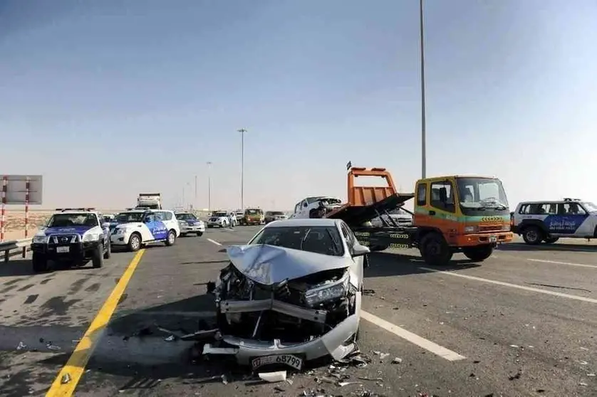 Un total de 44 vehículos se vieron implicados este martes en un enorme choque en cadena en Abu Dhabi a consecuencia de la niebla. (Policía Abu Dhabi)