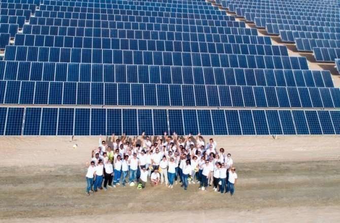 El equipo del proyecto en la planta solar situada en el desierto de Dubai.