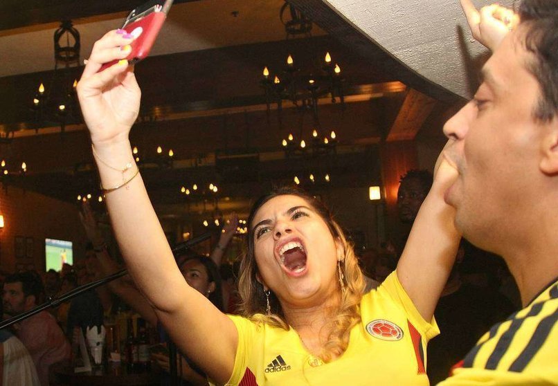Liz Velandia grita a todo pulmón en honor del gol que el colombiano Jerry marcó a Inglaterra. (EL CORREO)