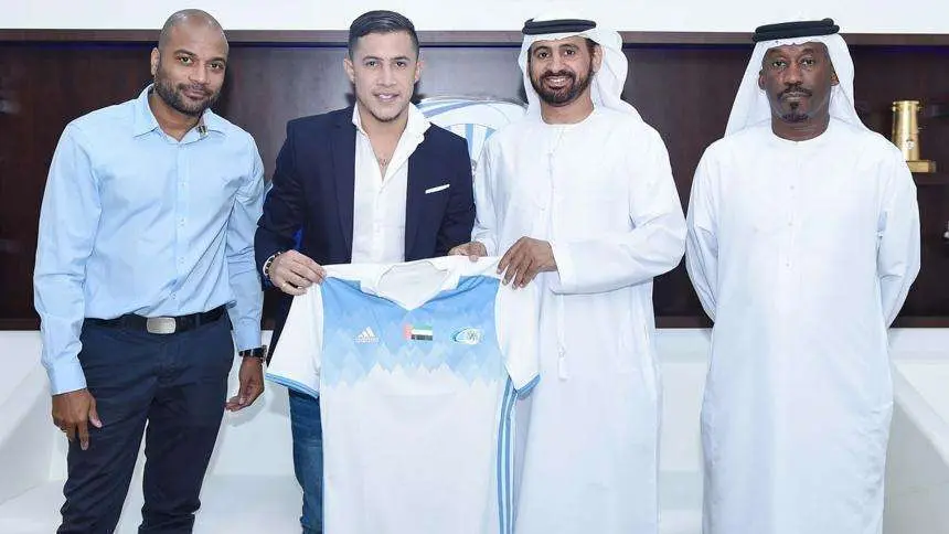 El futbolista posa con la camiseta de su nuevo equipo.