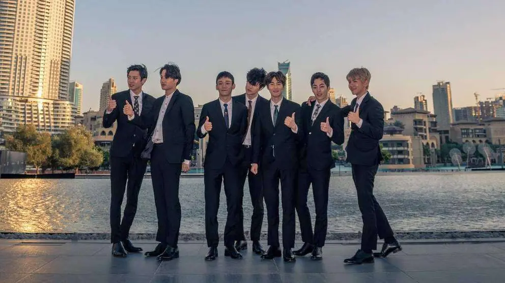 El grupo Exo posa frente a la Fuente de Dubai. 