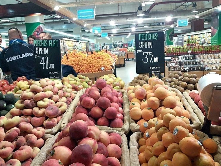 Paraguayos y melocotones españoles presiden la sección de frutas de los supermercados. (EL CORREO)