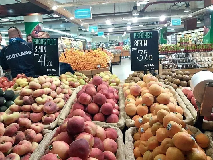 Paraguayos y melocotones españoles presiden la sección de frutas de los supermercados. (EL CORREO)